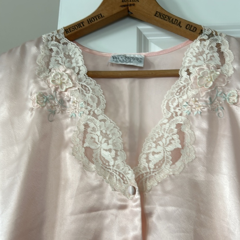 VTG Val Mode Lingerie "Satin" Nightie w Lace, Beads, Appliquéd Flowers, Buttons